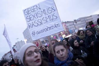 Demonstration am Weltfrauentag 2018: Der Frauentag wurde auf Anregung der deutschen Sozialdemokratin Clara Zetkin erstmals 1911 organisiert.