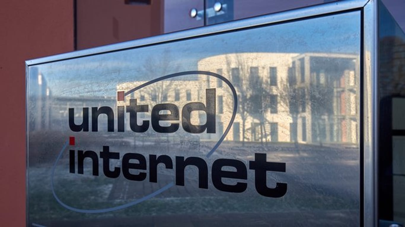 Ein in Firmenschild an einem Gebäude von United Internet auf dem Gelände des Tochter- und Internetunternehmens 1&1.