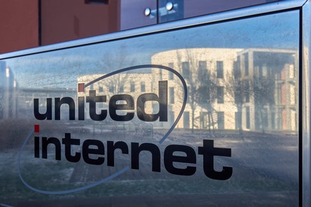 Ein in Firmenschild an einem Gebäude von United Internet auf dem Gelände des Tochter- und Internetunternehmens 1&1.