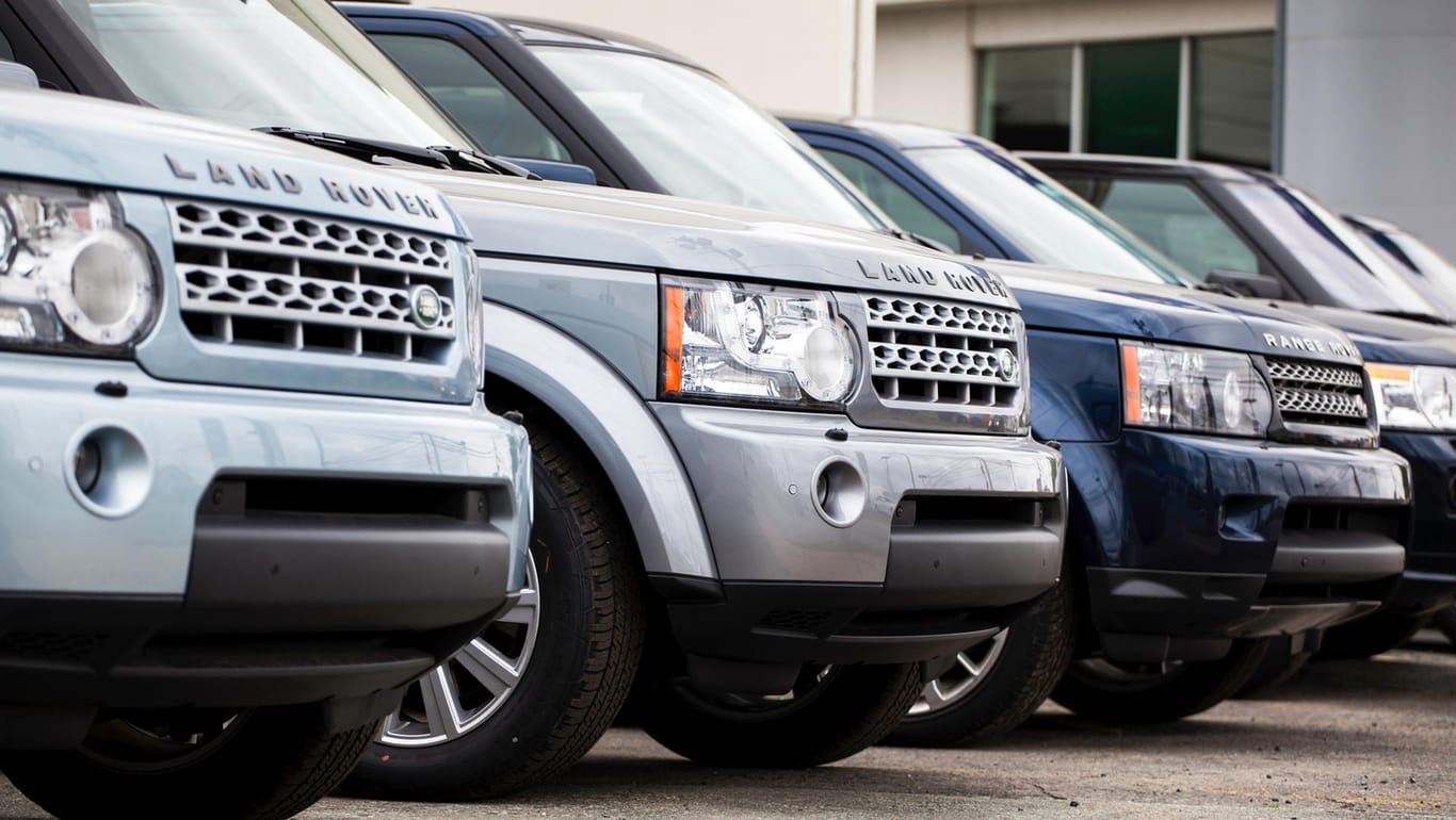 Land Rover bei einem Händler: Der britische Autohersteller warnt vor den Kosten eines ungeregelten EU-Austritts Großbritanniens.