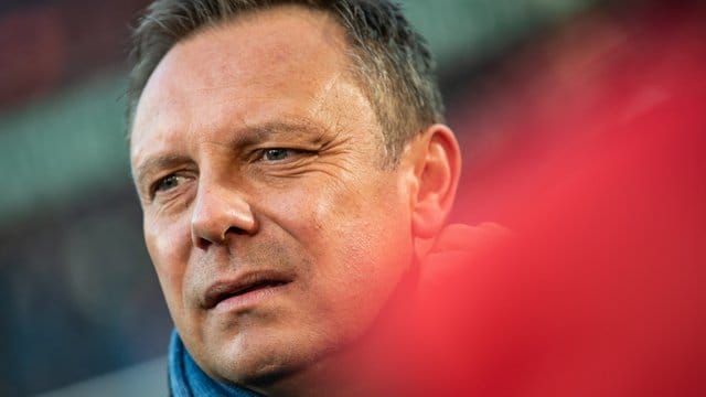 Hannovers Trainer Andre Breitenreiter plagen vor dem Spiel gegen den BVB Sorgen um einige verletzte Spieler. Hannovers Trainer Andre Breitenreiter plagen vor dem Spiel gegen den BVB Sorgen um einige verletzte Spieler.