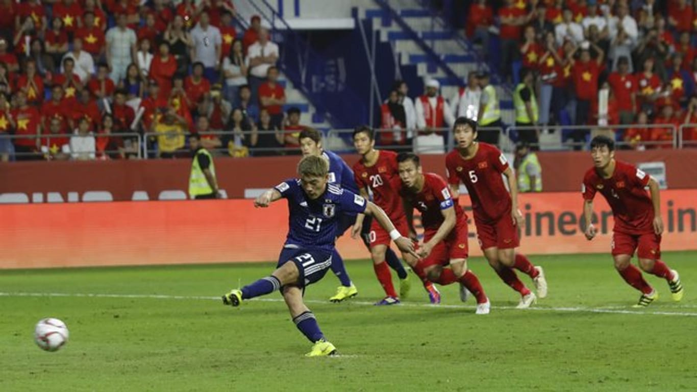 Japans Mittelfeldspieler Ritsu Doan (l) verwandelt einen Strafstoß zum 1:0-Sieg gegen Vietnam.