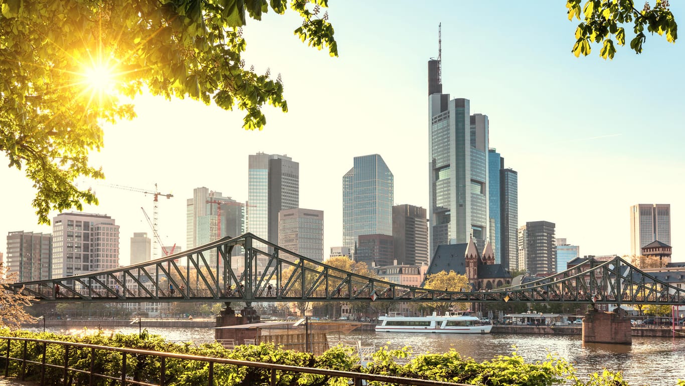 Skyline von Frankfurt am Main: In der Finanzbranche hält man sich bedeckt, was die Verlagerung von EU-Firmensitzen betrifft.