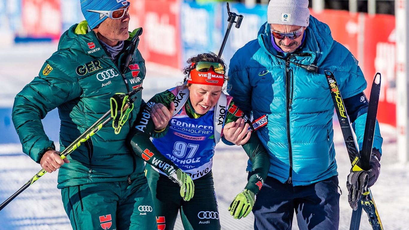 Völlig ausgepowert: Laura Dahlmeier musste nach dem Zieleinlauf im Sprintrennen von Antholz von Betreuern gestützt werden.