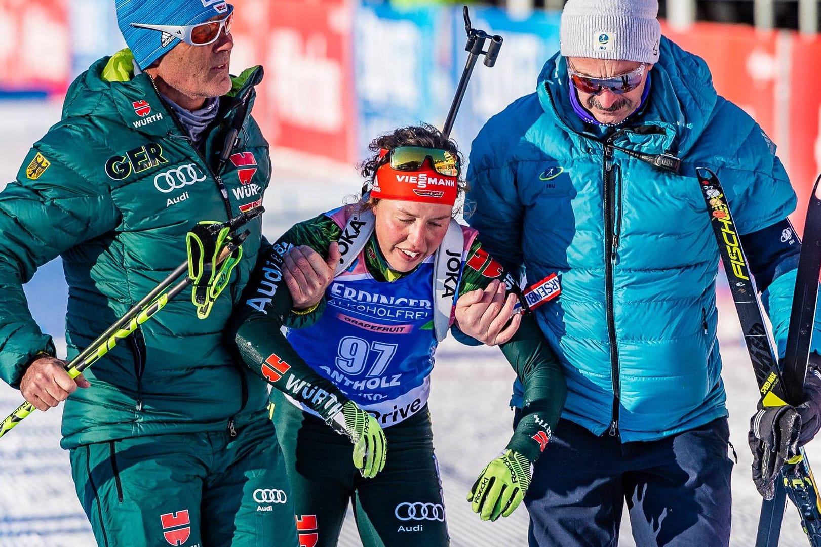 Völlig ausgepowert: Laura Dahlmeier musste nach dem Zieleinlauf im Sprintrennen von Antholz von Betreuern gestützt werden.