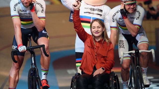 Kristina Vogel eröffnet in Berlin das Sechstagerennen.