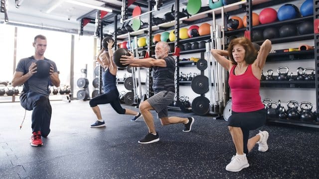 Auch Senioren können in Fitnessstudios etwas für Beweglichkeit und Kondition tun.