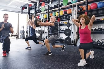 Auch Senioren können in Fitnessstudios etwas für Beweglichkeit und Kondition tun.