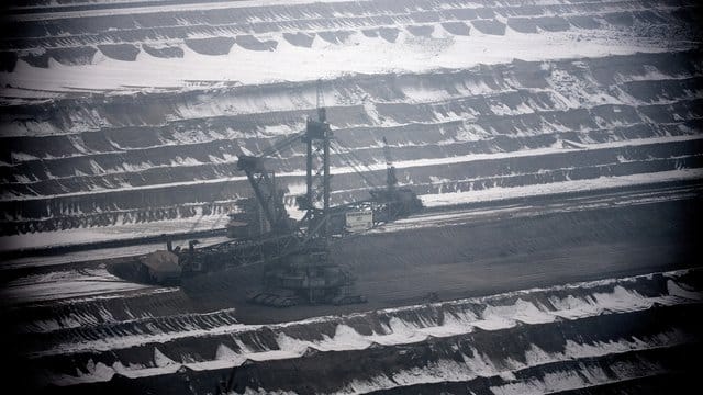 Ein Schaufelradbagger arbeitet im verschneiten Tagebau Hambach.