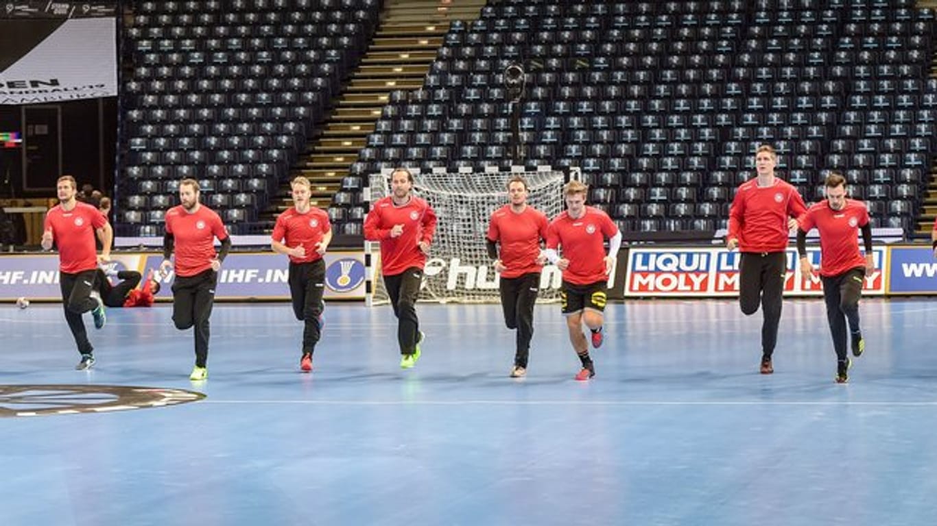 Deutschlands Handball-Nationalmannschaft trainiert für das Halbfinale gegen Norwegen.