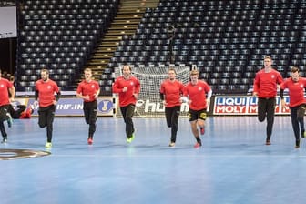 Deutschlands Handball-Nationalmannschaft trainiert für das Halbfinale gegen Norwegen.