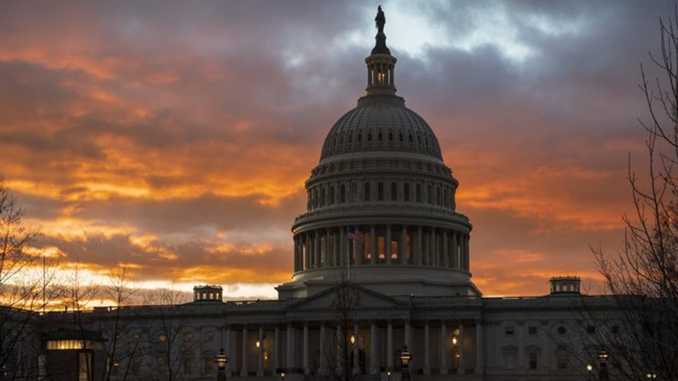 Das Kapitol, nachdem sich der US-Senat auf keinen Vorschlag für ein Ende des seit mehr als einen Monat andauernden Haushaltsstreits hat einigen können.