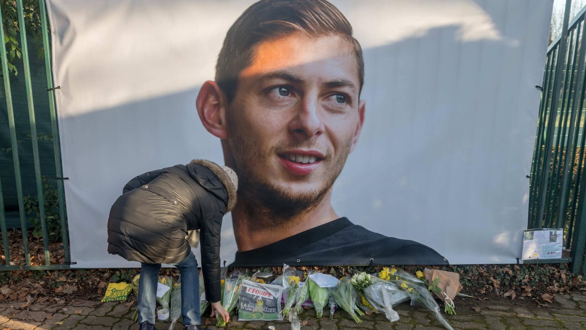 Sorge um Sala: Fans haben am Trainingsgelände des FC Nantes Blumen niedergelegt.