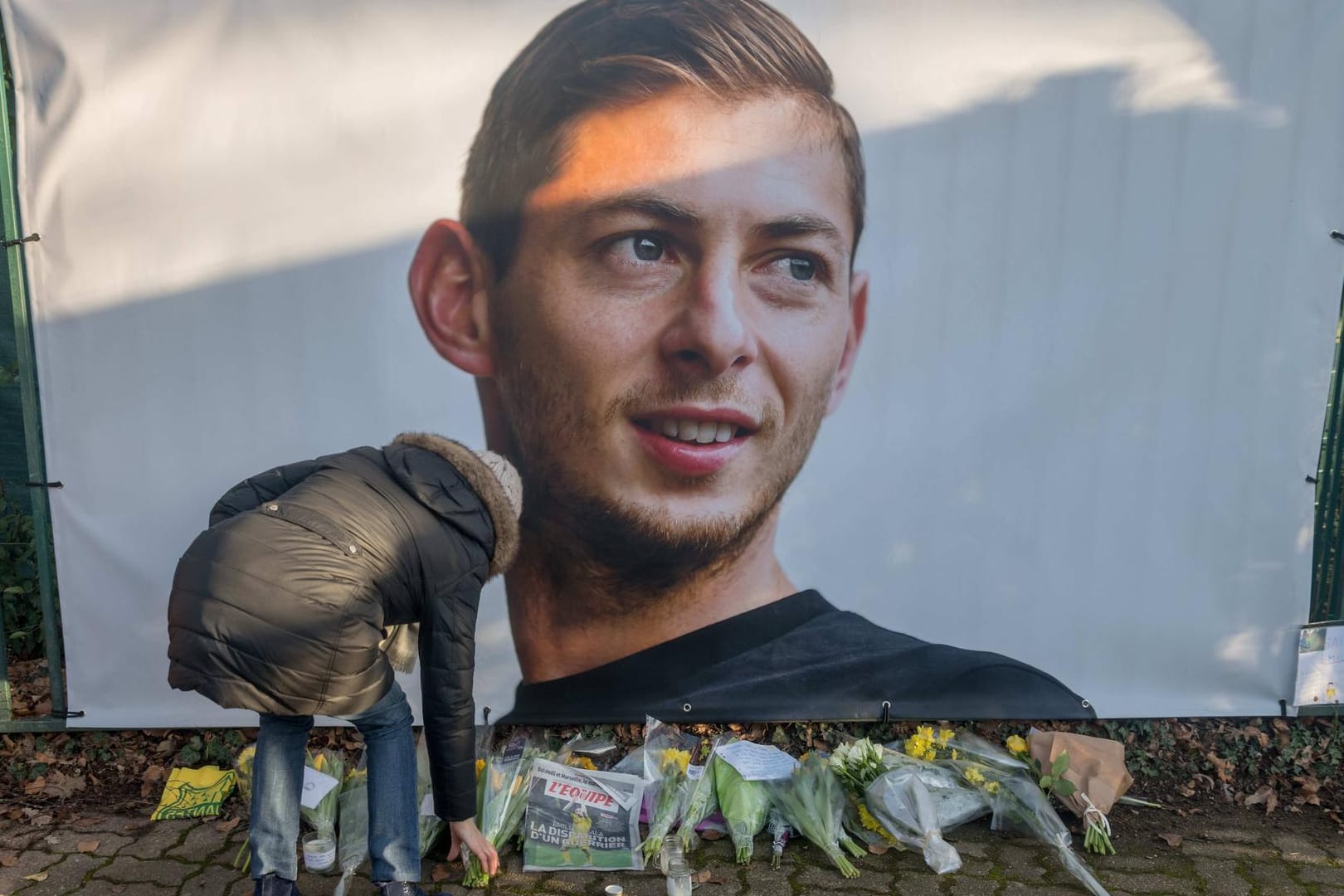 Sorge um Sala: Fans haben am Trainingsgelände des FC Nantes Blumen niedergelegt.