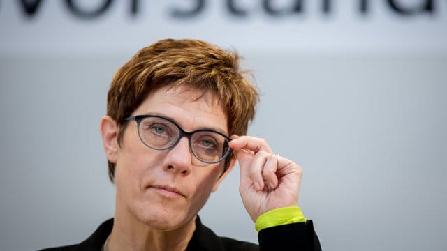 Annegret Kramp-Karrenbauer, Bundesvorsitzende der CDU, spricht auf einer Pressekonferenz zu den Medienvertretern. Annegret Kramp-Karrenbauer, Bundesvorsitzende der CDU, spricht auf einer Pressekonferenz zu den Medienvertretern.