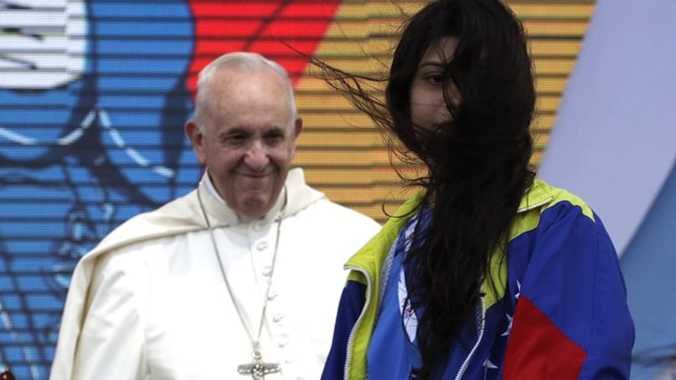 Ein Mädchen aus Venezuela hat Papst Franziskus bei einer Willkommenszeremonie getroffen.