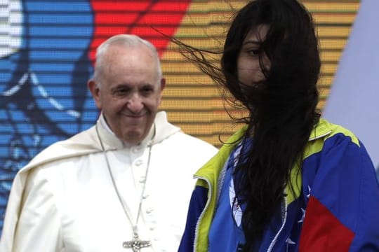 Ein Mädchen aus Venezuela hat Papst Franziskus bei einer Willkommenszeremonie getroffen.