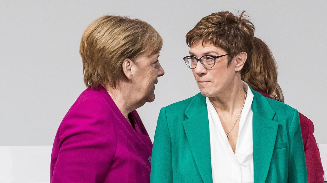 Angela Merkel und Annegret Kramp-Karrenbauer: Die neue CDU-Chefin löst ihre Vorgängerin als beliebteste Politikerin des Landes ab.