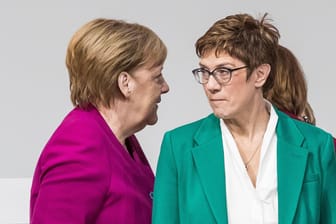 Angela Merkel und Annegret Kramp-Karrenbauer: Die neue CDU-Chefin löst ihre Vorgängerin als beliebteste Politikerin des Landes ab.