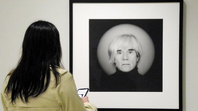 Robert Mapplethorpe inszeniert Andy Warhol als Heiligen.