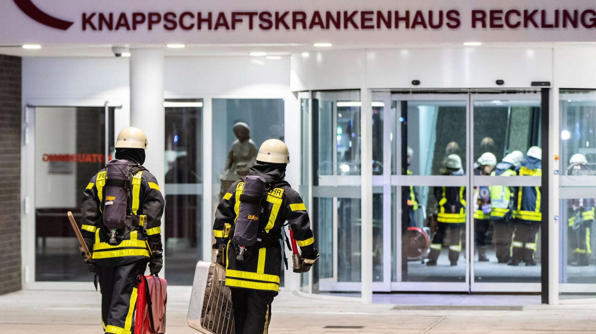 Knappschaftskrankenhaus in Recklinghausen: Bei einem Brand wurden mehrere Menschen verletzt. Knappschaftskrankenhaus in Recklinghausen: Bei einem Brand wurden mehrere Menschen verletzt.