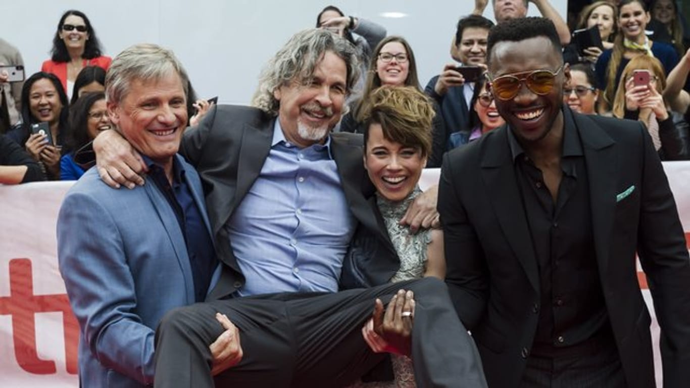 Regisseur Peter Farrelly wird von den Schauspielern Viggo Mortensen (l), Linda Cardellini und Mahershala Ali zur Vorführung von "Green Book" beim Toronto Filmfestival getragen.