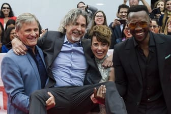 Regisseur Peter Farrelly wird von den Schauspielern Viggo Mortensen (l), Linda Cardellini und Mahershala Ali zur Vorführung von "Green Book" beim Toronto Filmfestival getragen.