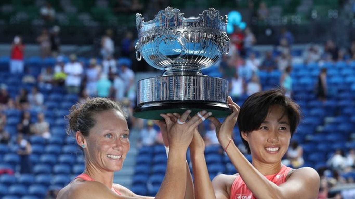 Samantha Stosur (l) und Shuai Zhang freuen sich über den Doppel-Titel bei den Australian Open.