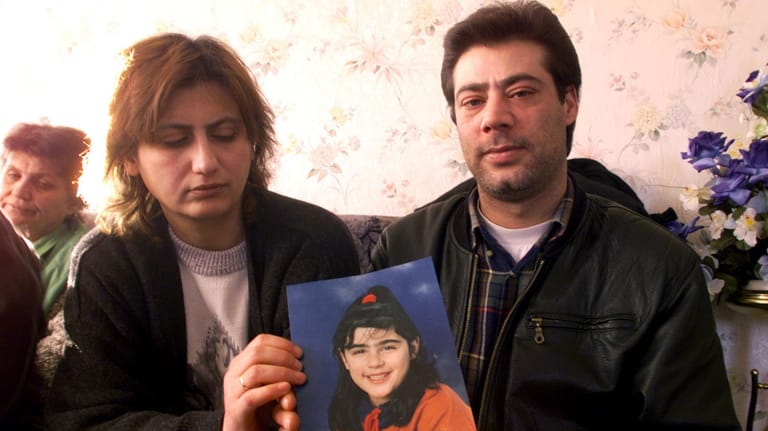 Ayla und Kamil Ercan zeigen ein Foto ihrer vermissten Tochter: Vor 20 Jahren verschwand die damals zehnjährige Hilal.
