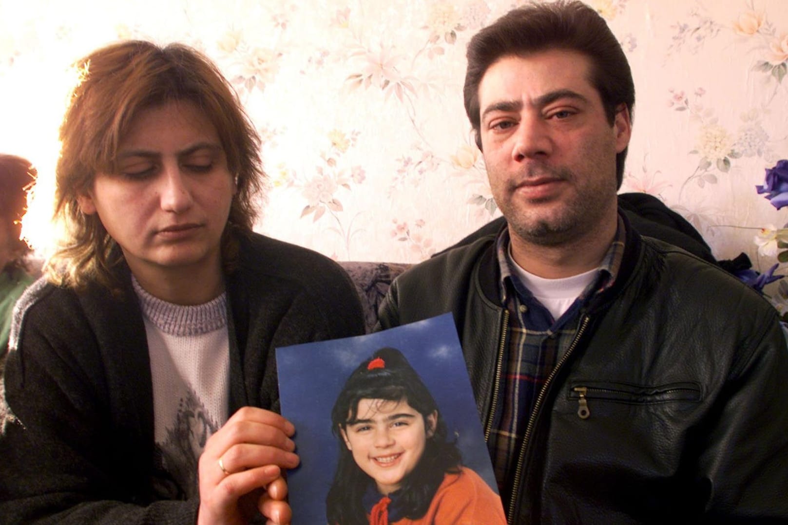 Ayla und Kamil Ercan zeigen ein Foto ihrer vermissten Tochter: Vor 20 Jahren verschwand die damals zehnjährige Hilal.