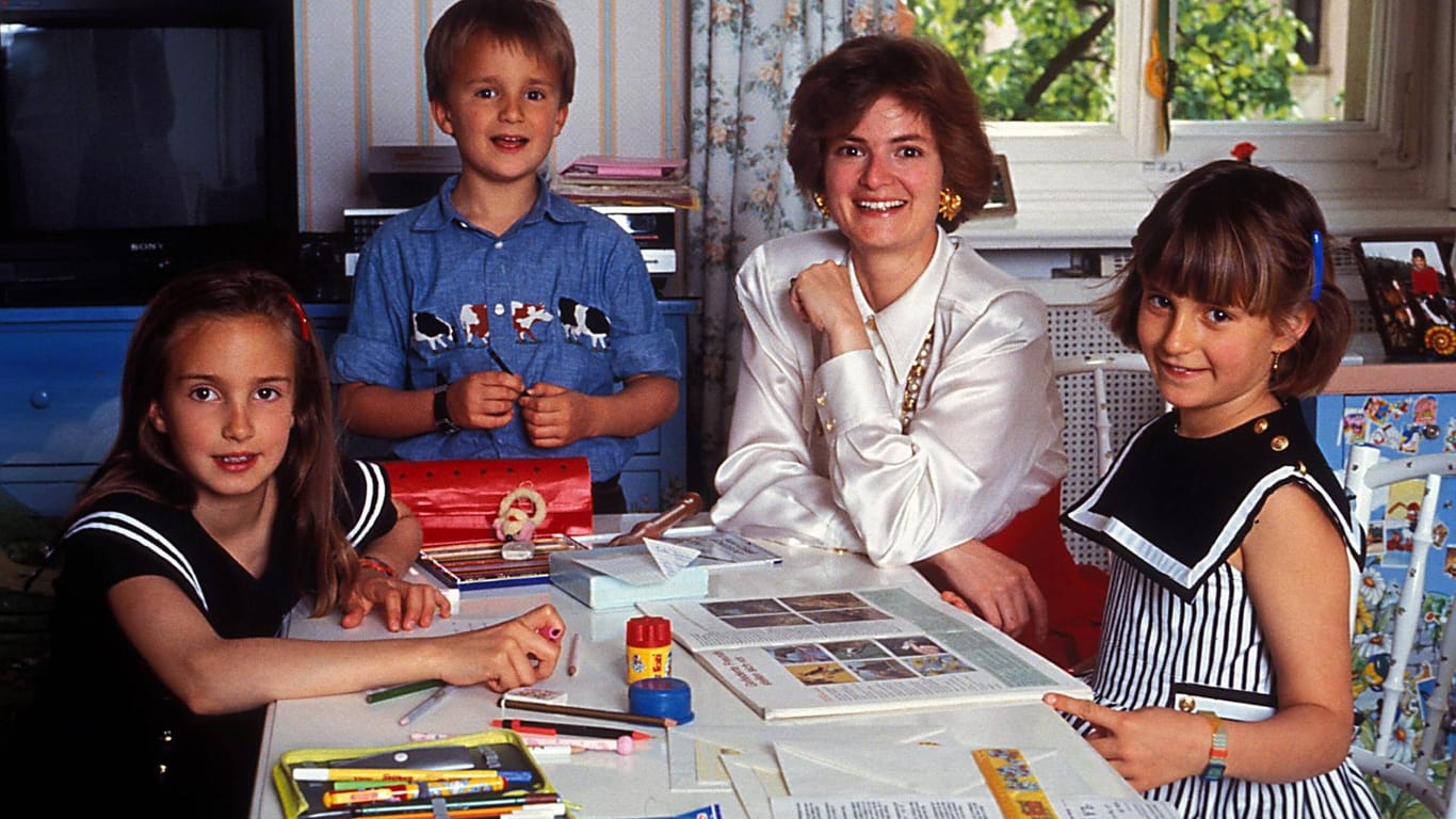 Gloria von Thurn und Taxis 1991 mit ihren drei Kindern.