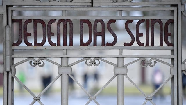 Der Schriftzug "Jedem das Seine" ist am Lagertor auf dem früheren Appellplatz in der Gedenkstätte Buchenwald zu sehen. Der Schriftzug "Jedem das Seine" ist am Lagertor auf dem früheren Appellplatz in der Gedenkstätte Buchenwald zu sehen.