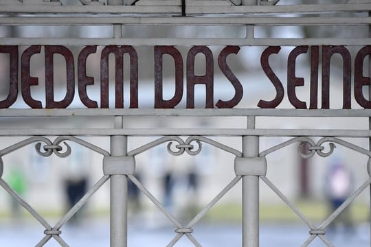 Der Schriftzug "Jedem das Seine" ist am Lagertor auf dem früheren Appellplatz in der Gedenkstätte Buchenwald zu sehen.