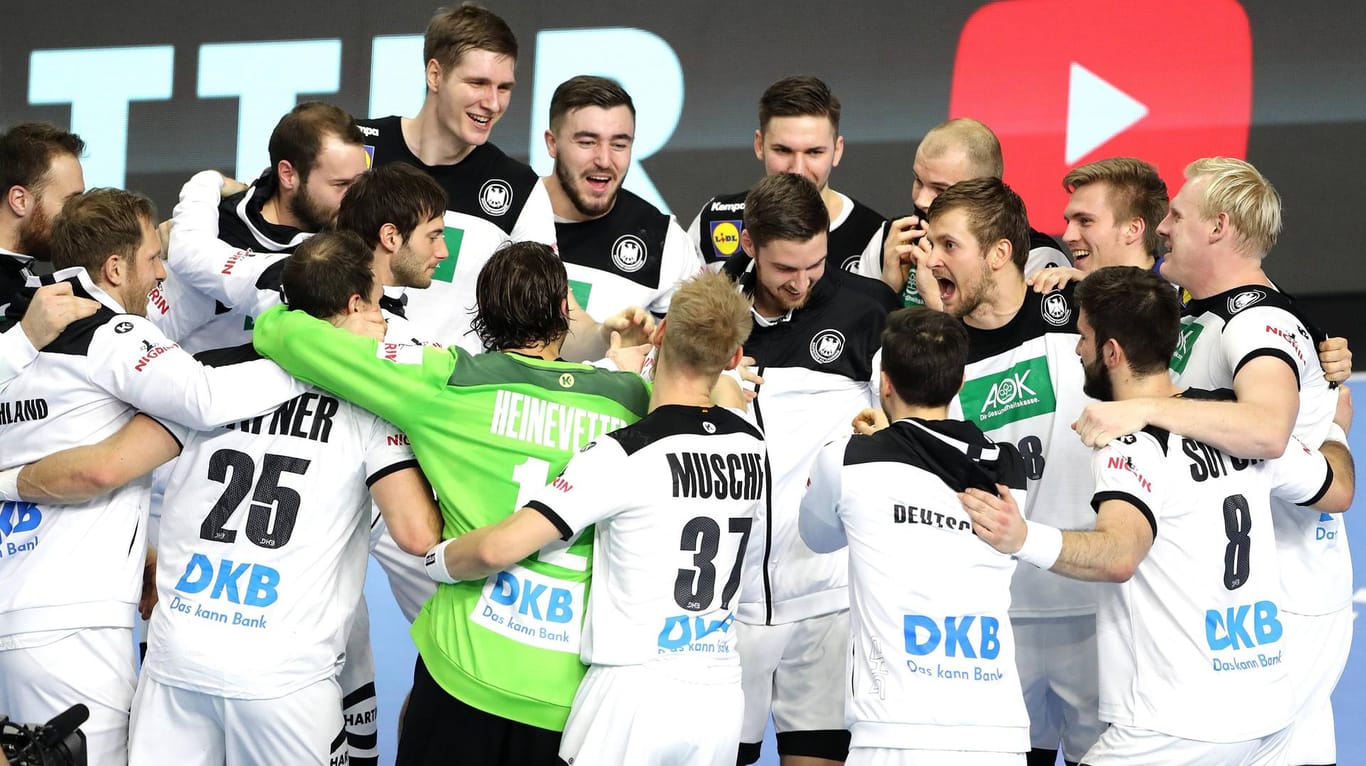 Die deutsche Mannschaft feiert den Sieg gegen Spanien: Die Debatte um den fehlenden Migrationshintergrund in der Handball-Nationalmannschaft ist fehl am Platz, meint Kolumnistin Lamya Kaddor.