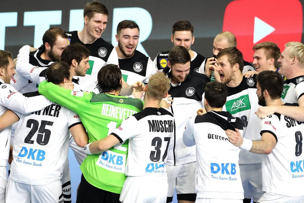 Die deutsche Mannschaft feiert den Sieg gegen Spanien: Die Debatte um den fehlenden Migrationshintergrund in der Handball-Nationalmannschaft ist fehl am Platz, meint Kolumnistin Lamya Kaddor.