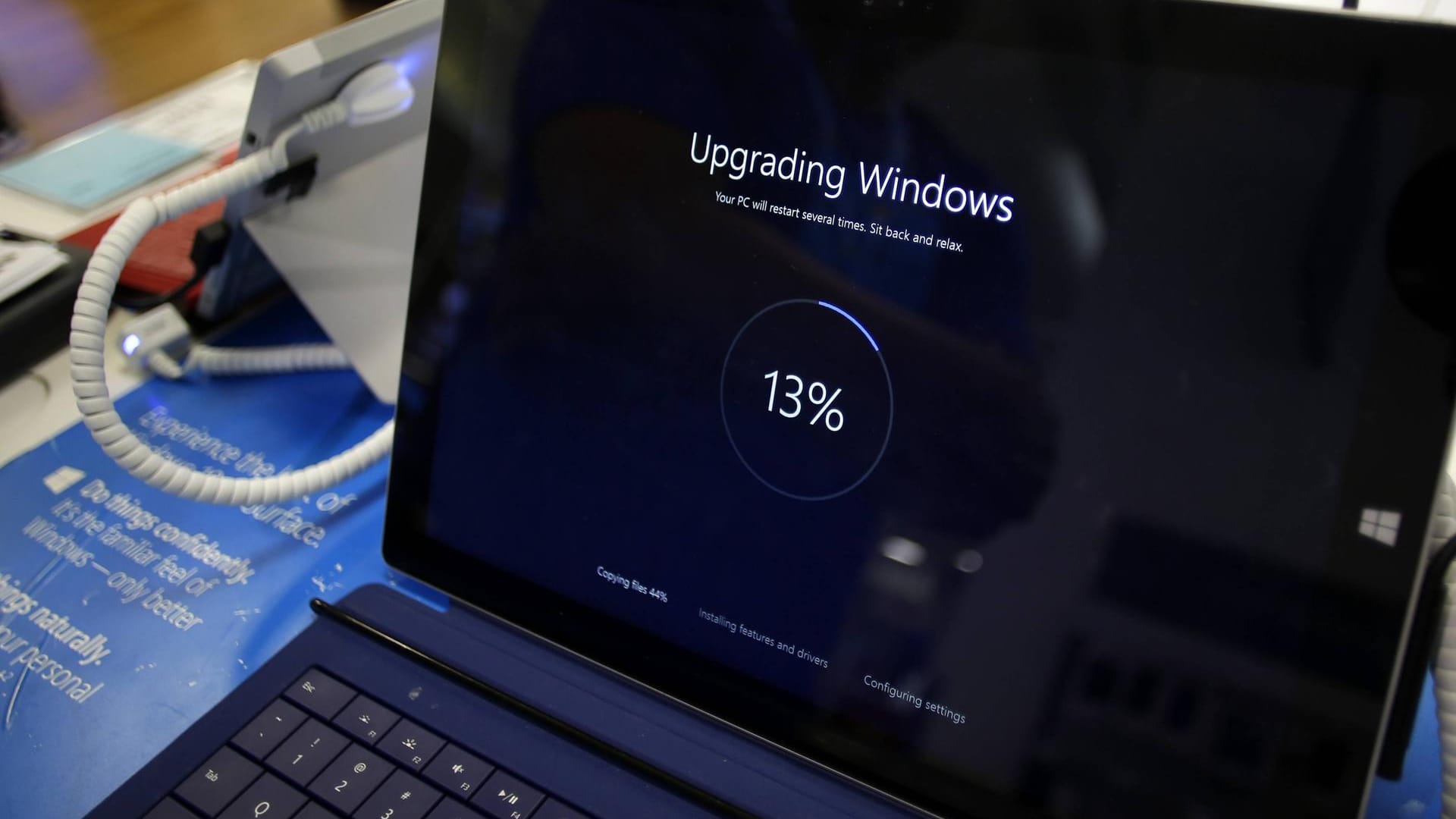 Ein Notebook führt das Upgrade zu Windows 10 aus: Nicht jeder Rechner eignet sich für das neue Betriebssystem.