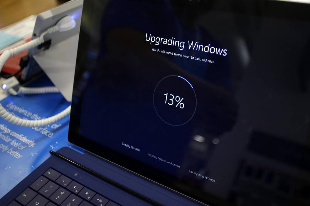Ein Notebook führt das Upgrade zu Windows 10 aus: Nicht jeder Rechner eignet sich für das neue Betriebssystem.