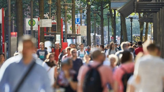 Menschen auf der Mönckebergstraße in der Hamburger Innenstadt: Die Einwohnerzahl in Deutschland steigt weiter. Menschen auf der Mönckebergstraße in der Hamburger Innenstadt: Die Einwohnerzahl in Deutschland steigt weiter.