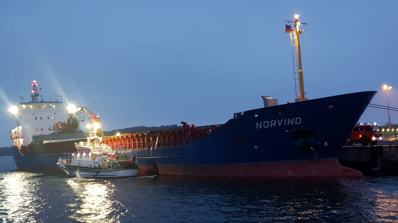 Ein Seenotrettungskreuzer liegt neben dem havarierten Stückgutfrachter "Norvind"