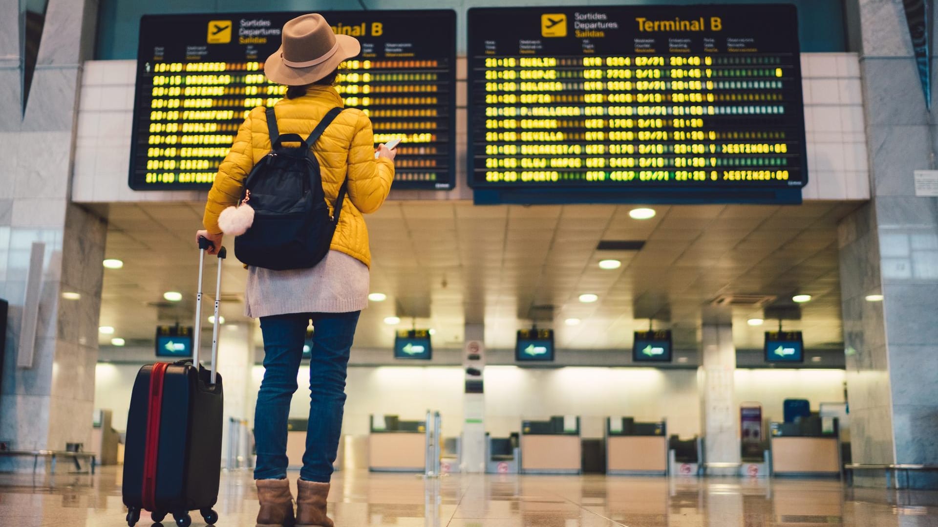 Frau am Flughafen Barcelona: Taxis und der Aerobus brauchen zum spanischen Flughafen etwa gleich lang.