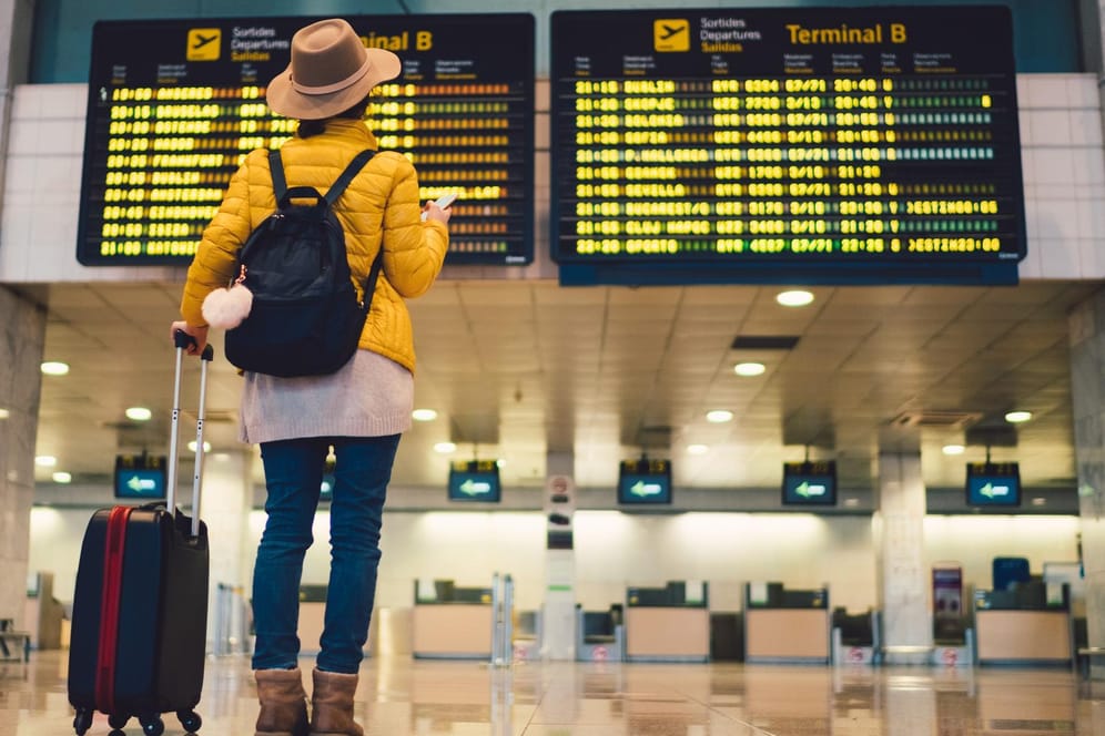 Frau am Flughafen Barcelona: Taxis und der Aerobus brauchen zum spanischen Flughafen etwa gleich lang.