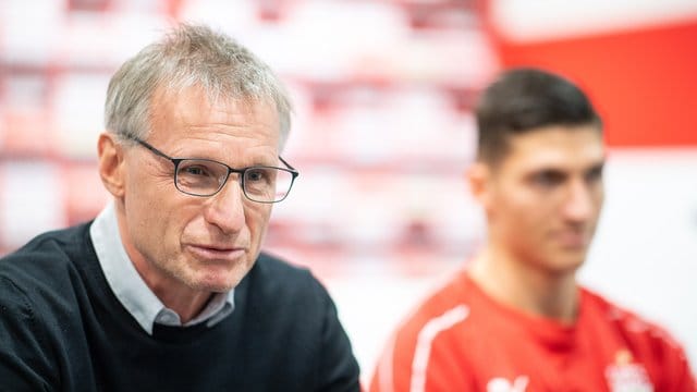 Kaufte für die Rückrunde fleißig ein: VfB-Sportvorstand Michael Reschke (l). Kaufte für die Rückrunde fleißig ein: VfB-Sportvorstand Michael Reschke (l).