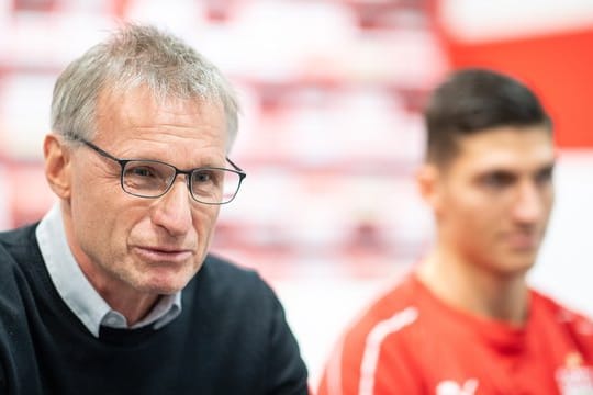 Kaufte für die Rückrunde fleißig ein: VfB-Sportvorstand Michael Reschke (l).