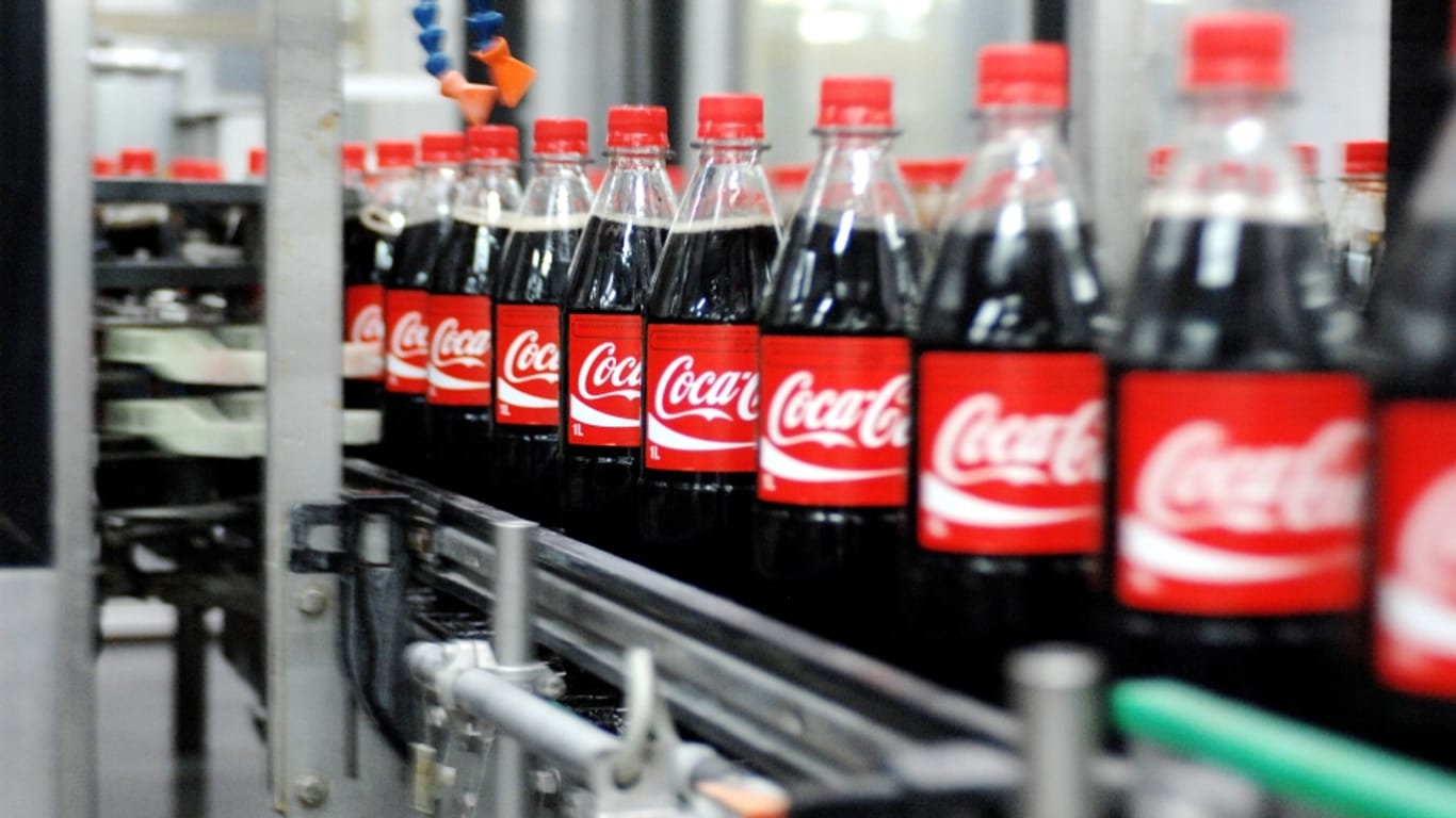 Ein-Liter-Flaschen in einer Abfüllanlage: Die wird es in der Schweiz künftig von Coca-Cola gar nicht mehr geben, und aus den 500-Millileter- werden 440-Milliliter-Flaschen.