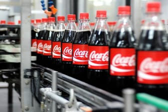 Ein-Liter-Flaschen in einer Abfüllanlage: Die wird es in der Schweiz künftig von Coca-Cola gar nicht mehr geben, und aus den 500-Millileter- werden 440-Milliliter-Flaschen.