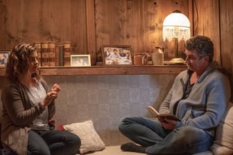 Ein abendliches Vater-Tochter-Gespräch: Lilli (Ronja Forcher) und Martin (Hans Sigl).