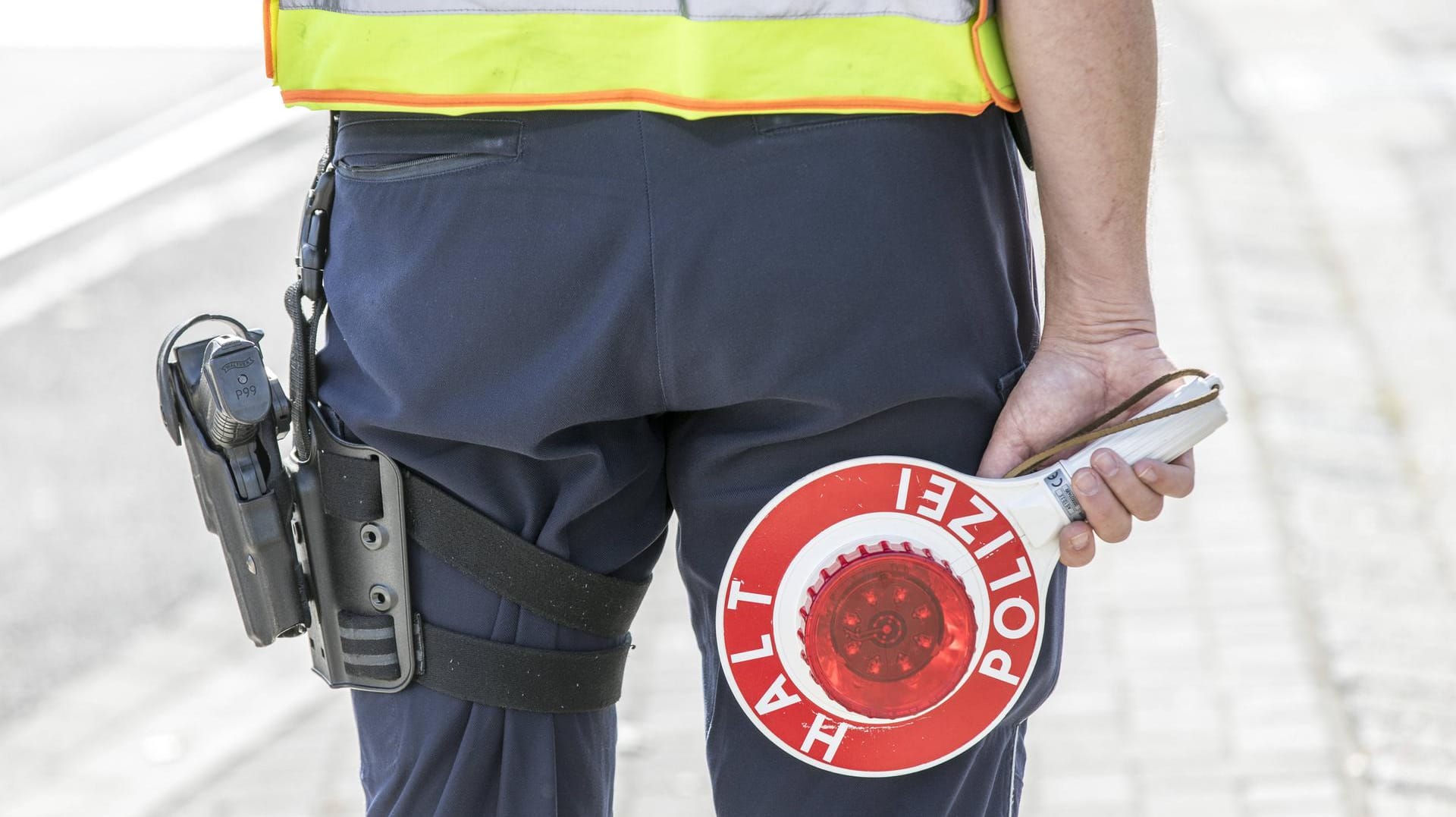 Polizist bei einer Verkehrskontrolle Polizist bei einer Verkehrskontrolle