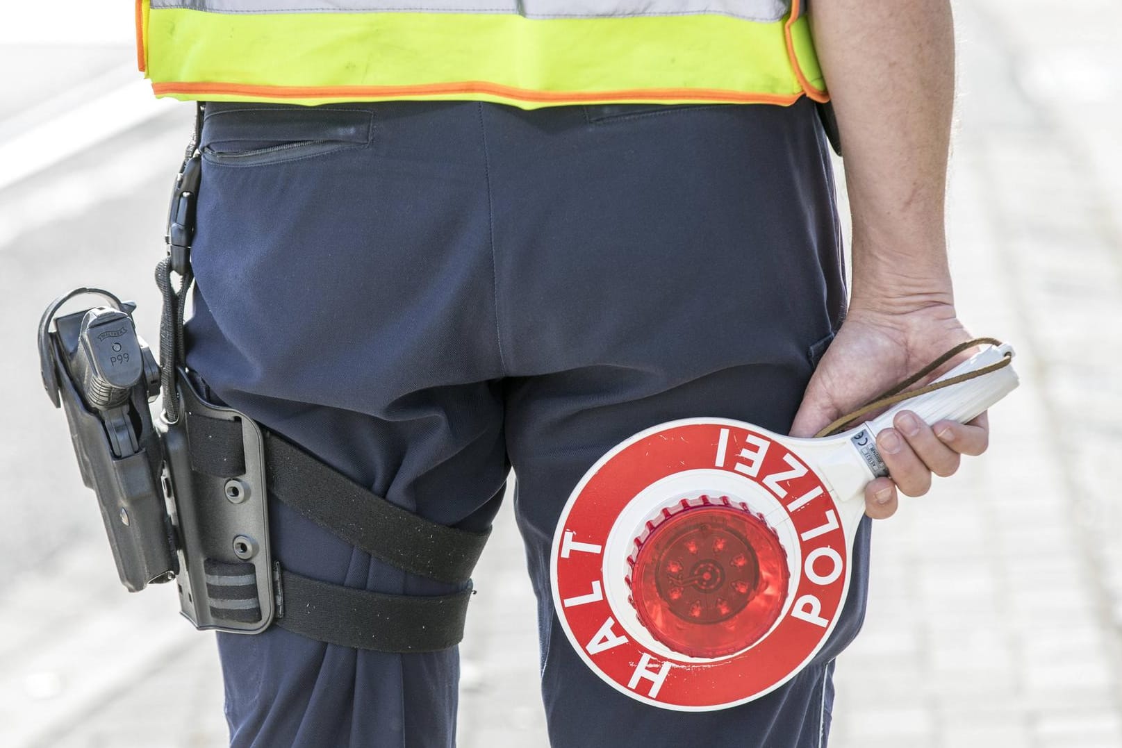Polizist bei einer Verkehrskontrolle
