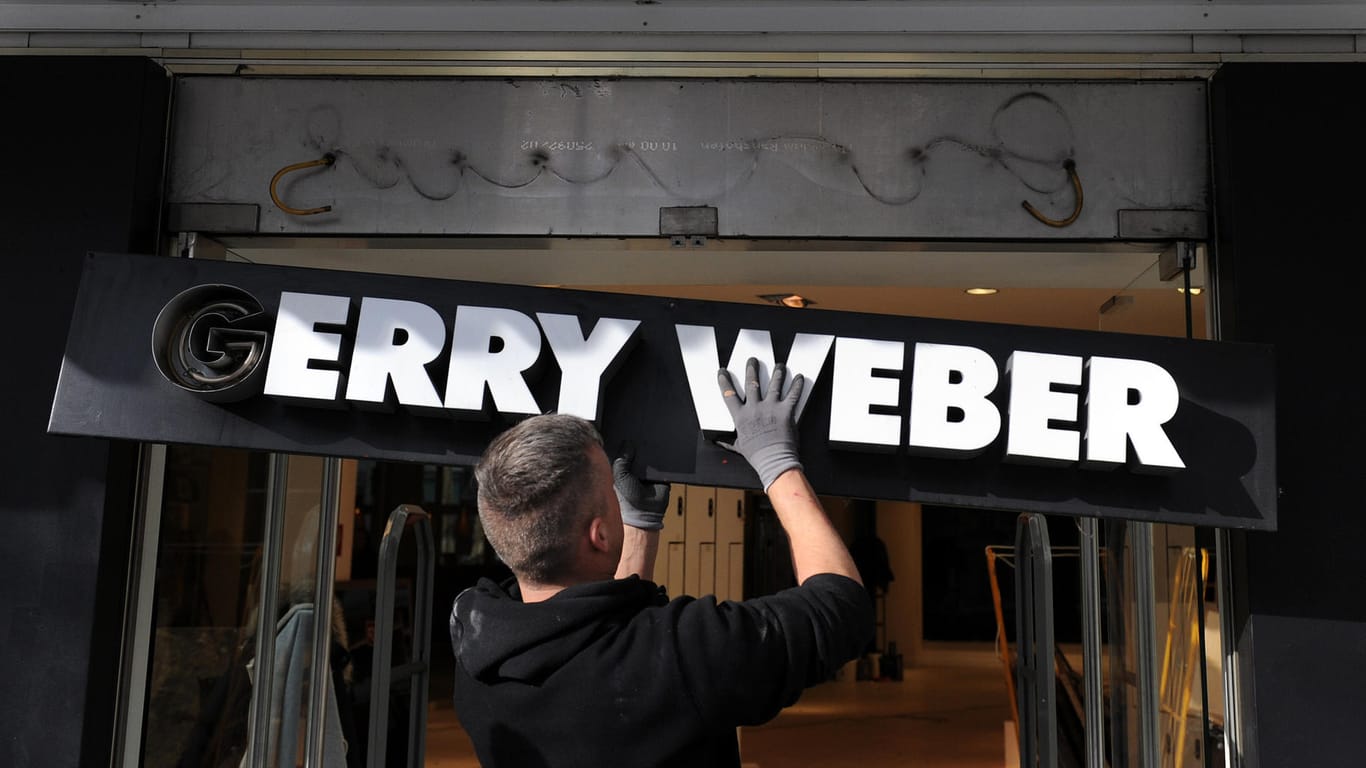 Schild mit dem Schriftzug "Gerry Weber": Der Geschäftsbetrieb soll vorerst weitergehen.