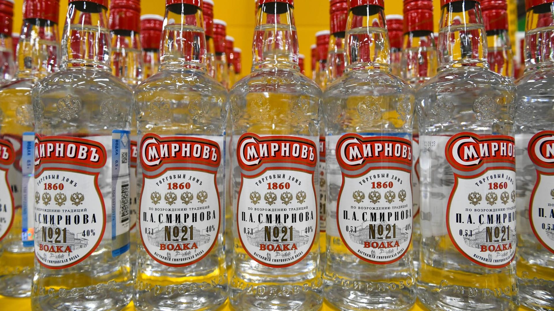 Flaschen mit Alkohol: Russland will den Alkoholmissbrauch bekämpfen. Flaschen mit Alkohol: Russland will den Alkoholmissbrauch bekämpfen.